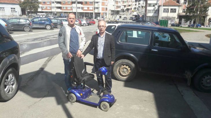 Alija Salihagic donira elektiricna kolica za invalide - www.Sjenica.com - April 2017