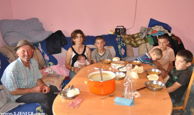 jelici - deda tomislav i svetlana sa decom na rucku - www.sjenica.com
