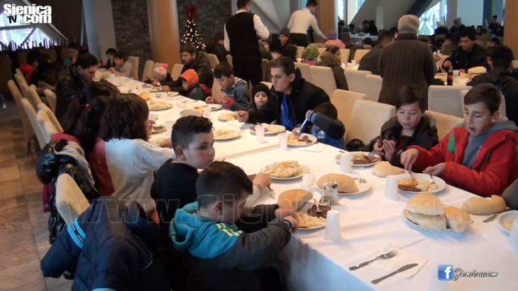Organizovan rucak za decu izbeglice - Video - Sjenica - Hotel Borovi