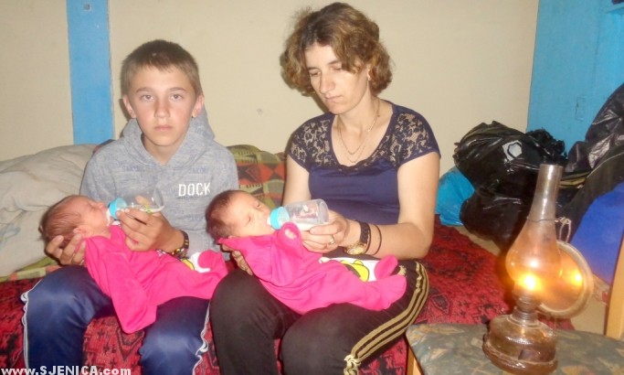 Porodica Jelic hrani novorodjene bebe - www.Sjenica.com